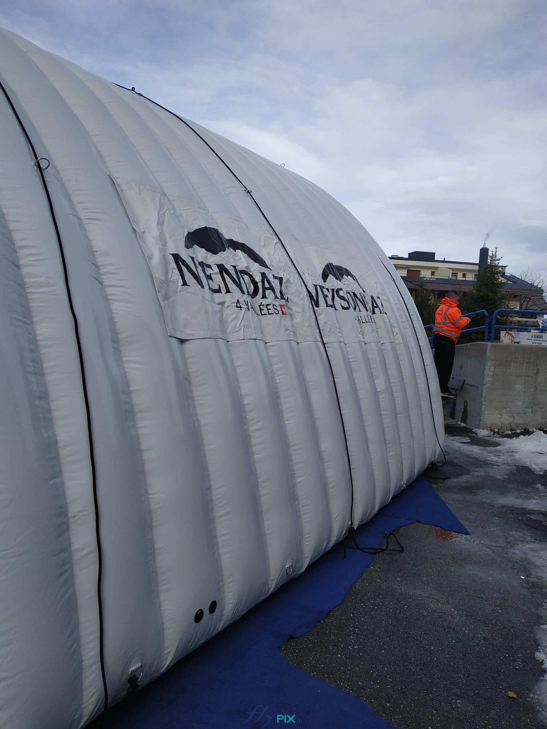 nendaz valais suisse structure gonflable abri tente hangar tunnel demi lune air captif enveloppe pvc double peau capitonnee accueil public scene 10 scaled