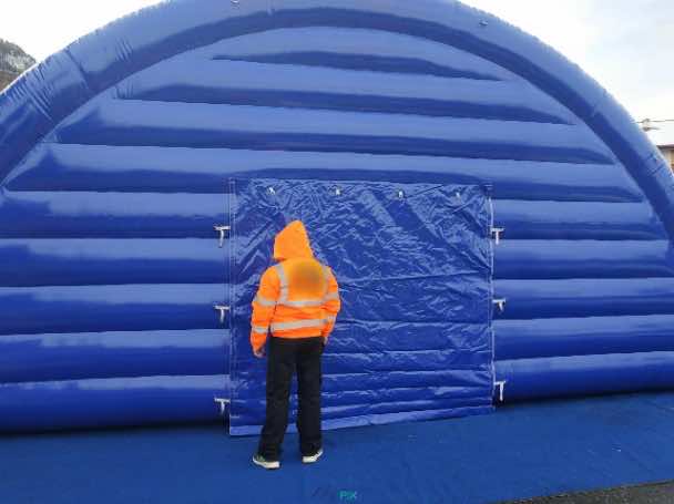 nendaz valais suisse structure gonflable abri tente hangar tunnel demi lune air captif enveloppe pvc double peau capitonnee accueil public scene 11 scaled wpp1750083094397
