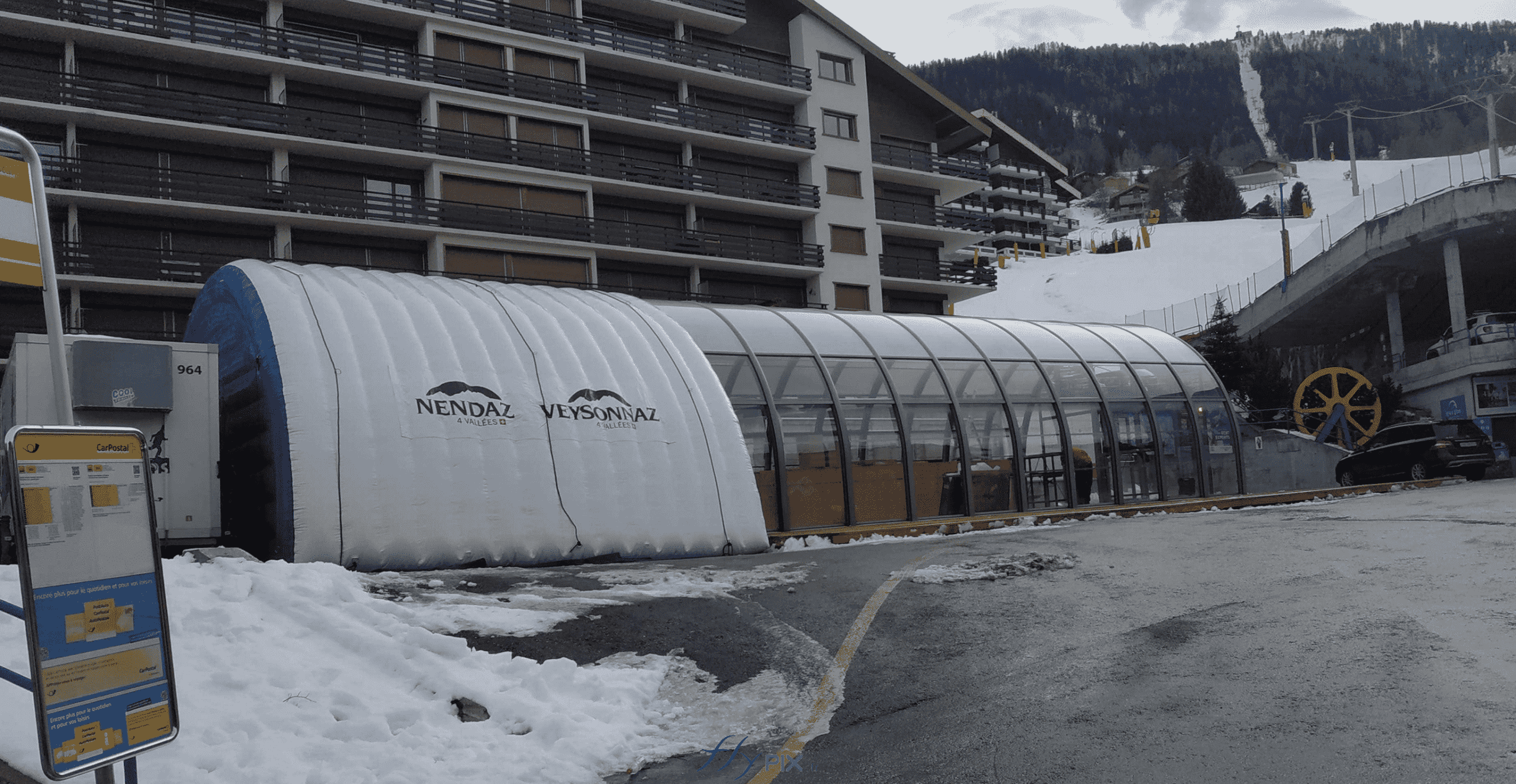 nendaz valais suisse structure gonflable abri tente hangar tunnel demi lune air captif enveloppe pvc double peau capitonnee accueil public scene 14 scaled