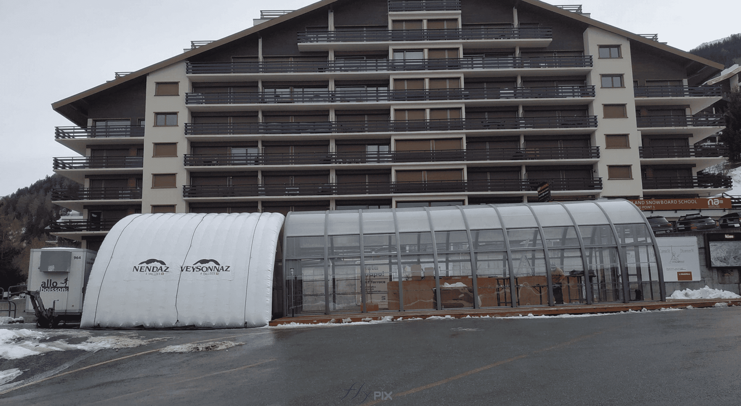nendaz valais suisse structure gonflable abri tente hangar tunnel demi lune air captif enveloppe pvc double peau capitonnee accueil public scene 15 scaled