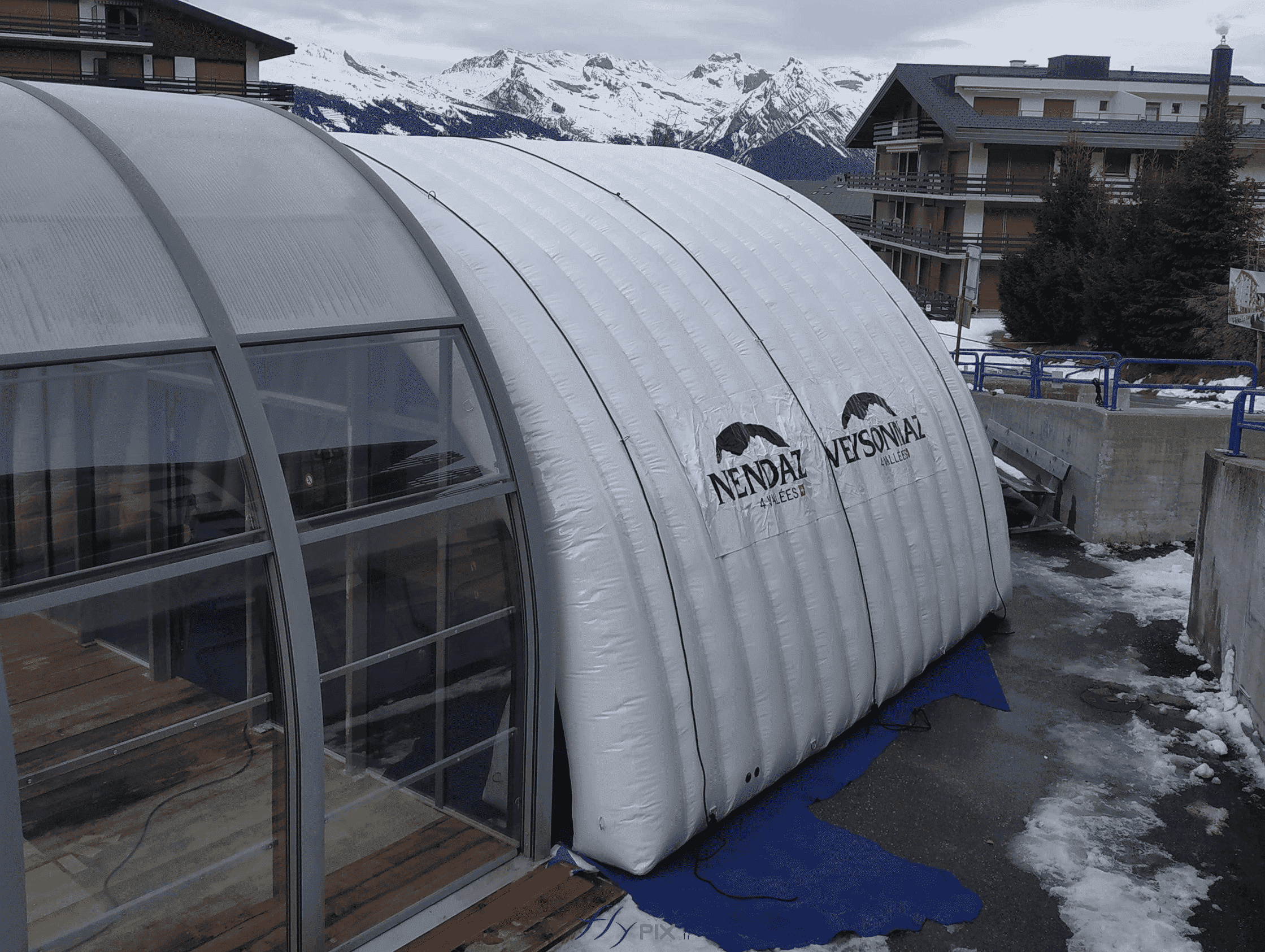 nendaz valais suisse structure gonflable abri tente hangar tunnel demi lune air captif enveloppe pvc double peau capitonnee accueil public scene 16