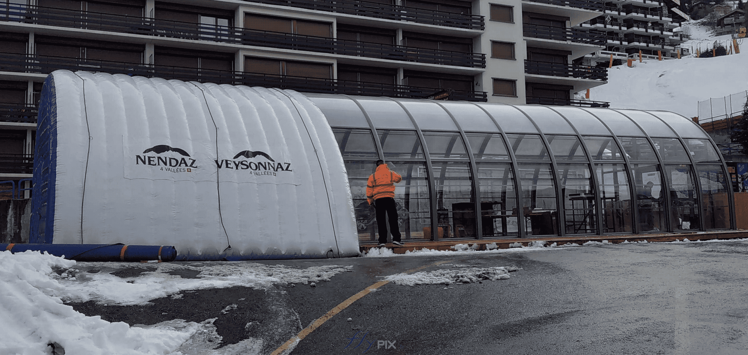 nendaz valais suisse structure gonflable abri tente hangar tunnel demi lune air captif enveloppe pvc double peau capitonnee accueil public scene 18 scaled