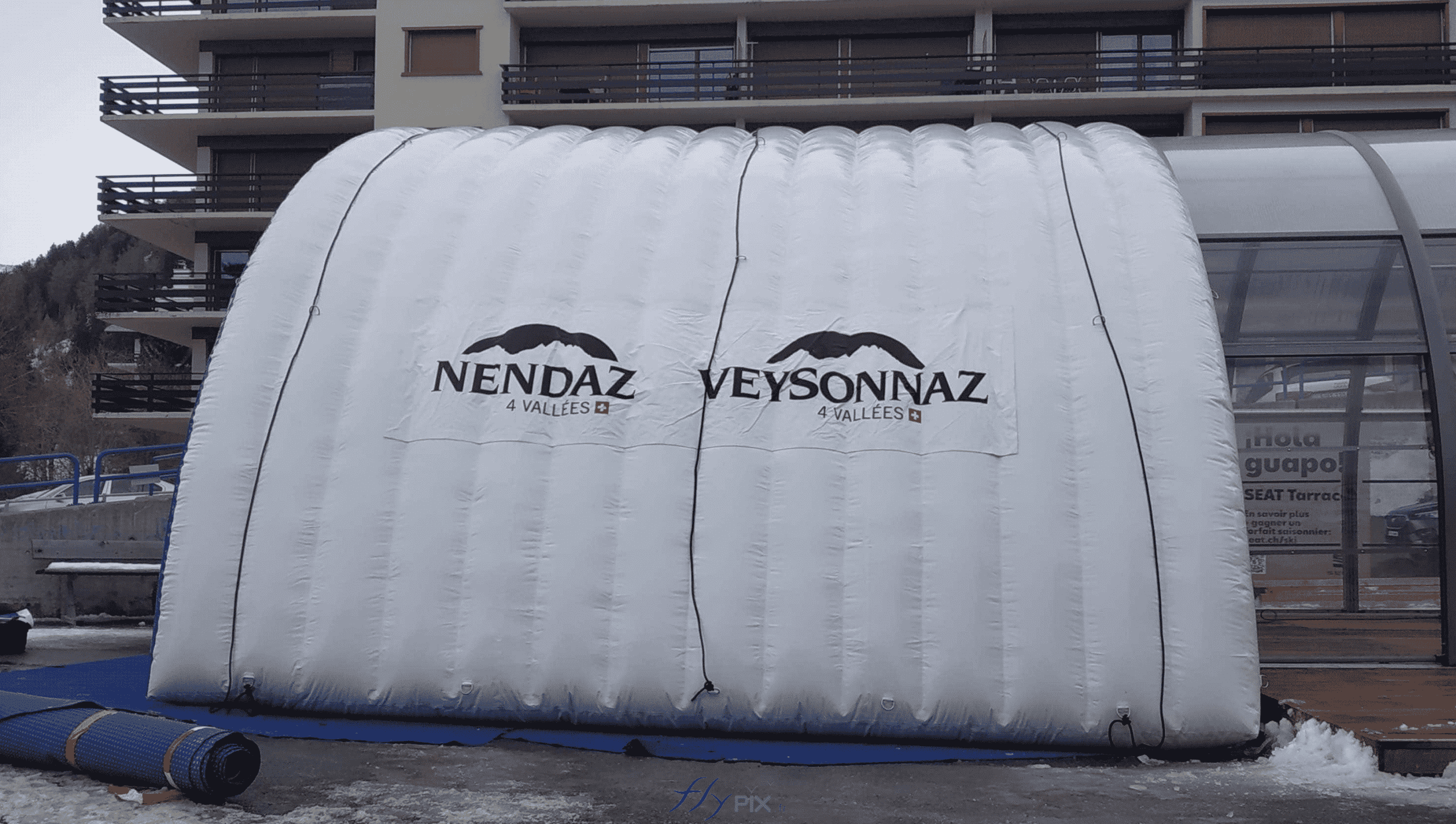 nendaz valais suisse structure gonflable abri tente hangar tunnel demi lune air captif enveloppe pvc double peau capitonnee accueil public scene 2 scaled
