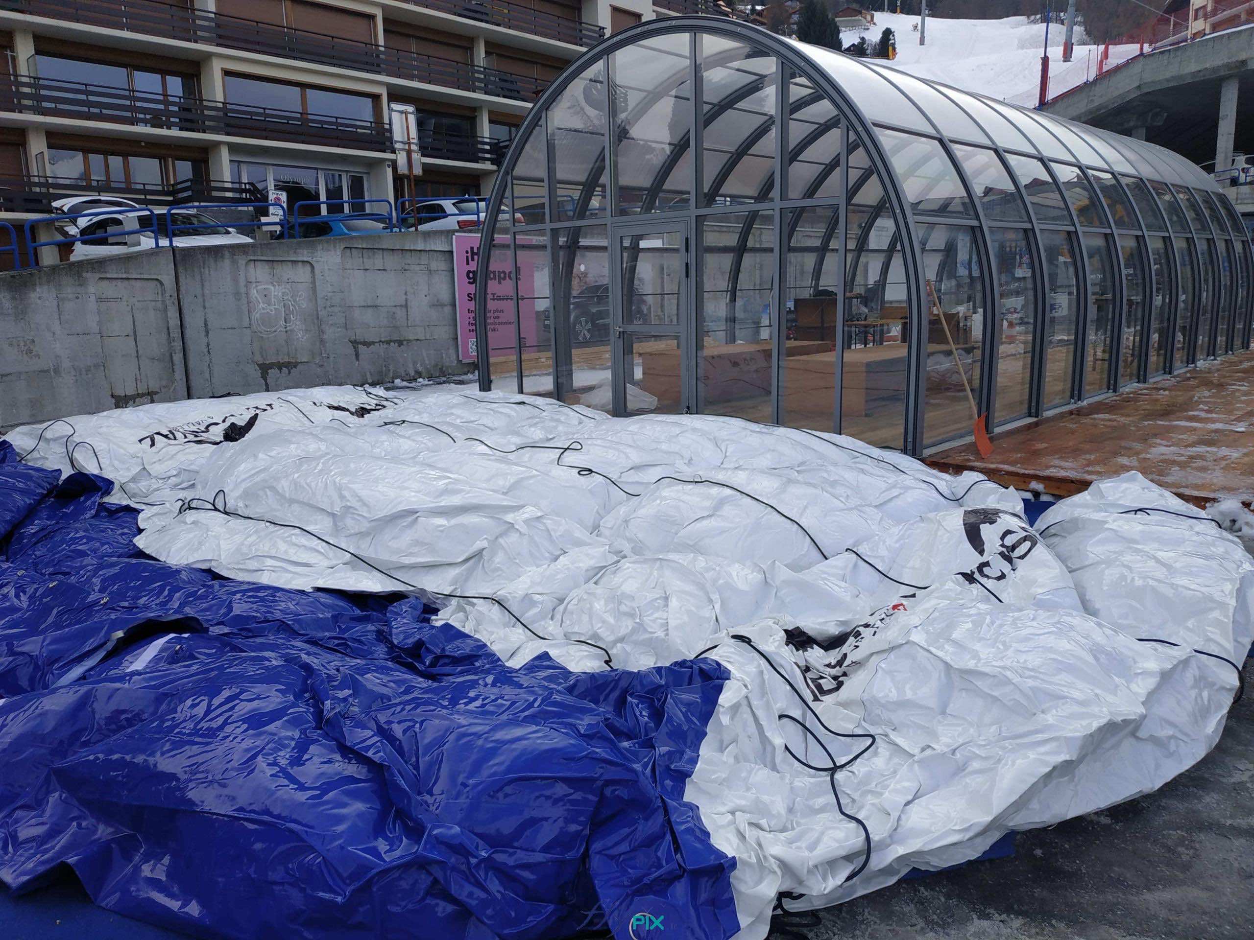 nendaz valais suisse structure gonflable abri tente hangar tunnel demi lune air captif enveloppe pvc double peau capitonnee accueil public scene 3 scaled