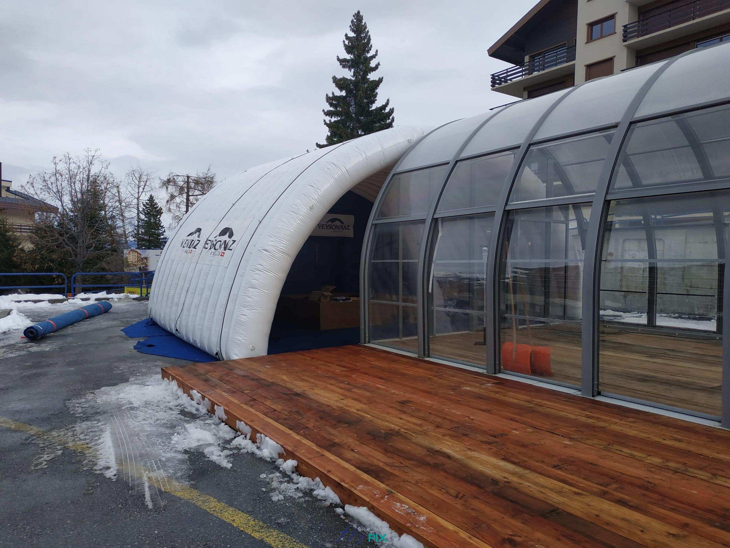 nendaz valais suisse structure gonflable abri tente hangar tunnel demi lune air captif enveloppe pvc double peau capitonnee accueil public scene 4 scaled
