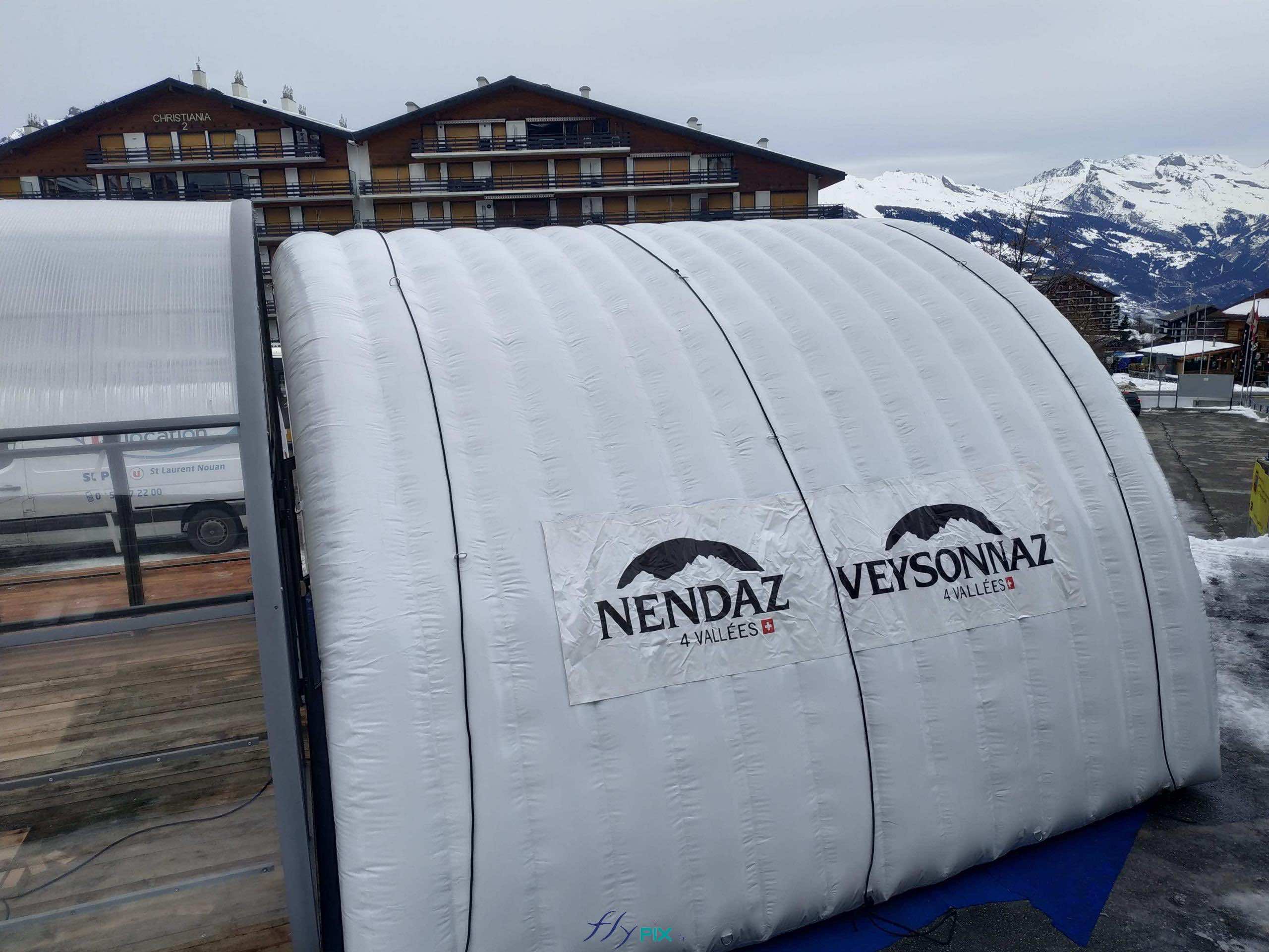 nendaz valais suisse structure gonflable abri tente hangar tunnel demi lune air captif enveloppe pvc double peau capitonnee accueil public scene 5 scaled