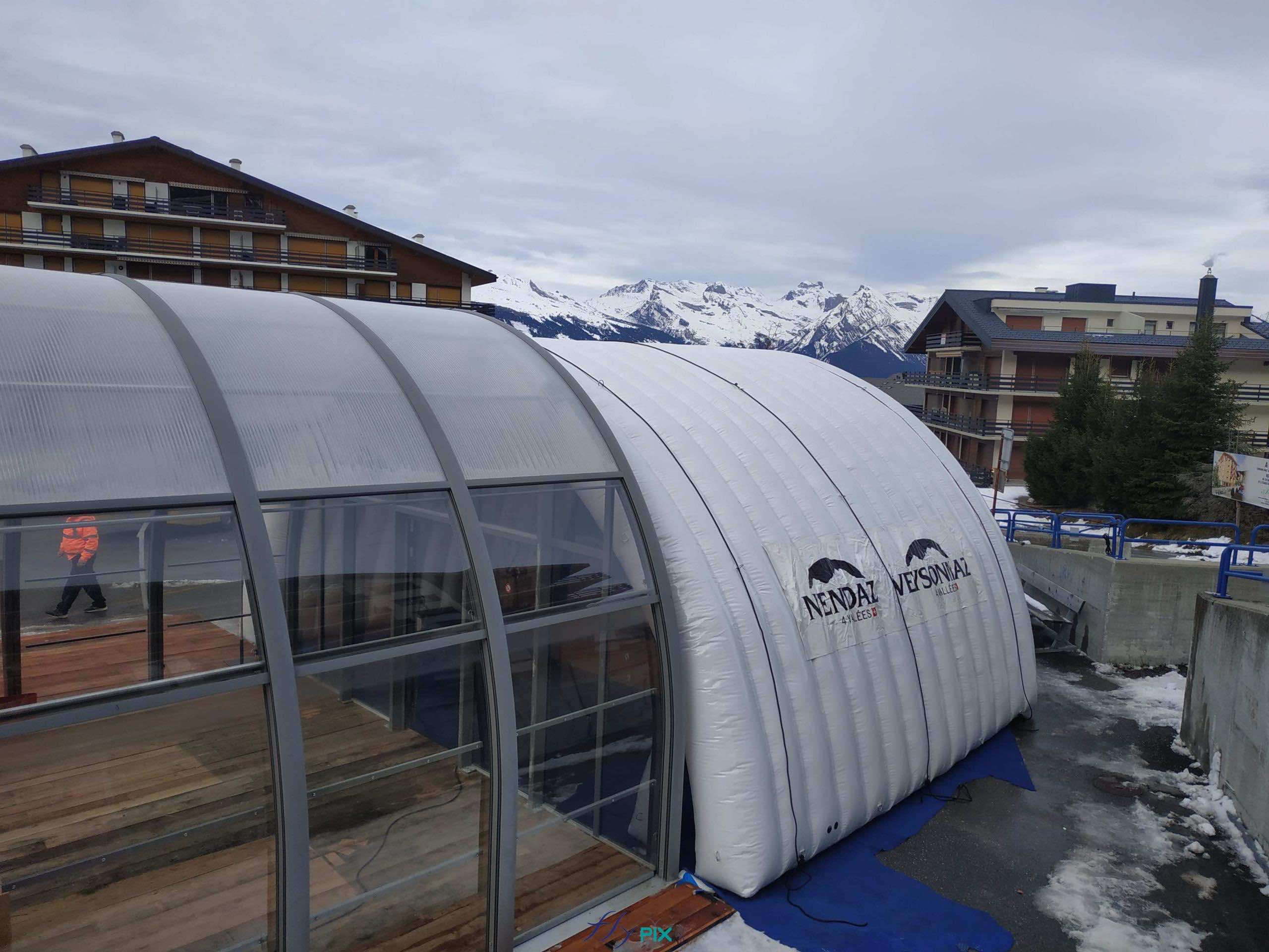 nendaz valais suisse structure gonflable abri tente hangar tunnel demi lune air captif enveloppe pvc double peau capitonnee accueil public scene 6 scaled