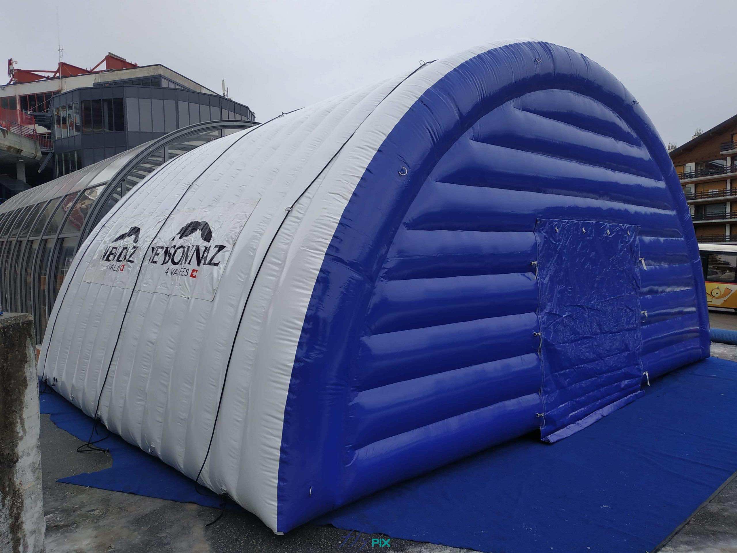 nendaz valais suisse structure gonflable abri tente hangar tunnel demi lune air captif enveloppe pvc double peau capitonnee accueil public scene 8 scaled