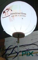 Exemple de ballon sur mat éclairant, imprimé et personnalisé, avec une LED omnidirectionnelle, ici fabriqué pour CONSTRUCTION JEAN DE CASTRO pour un stand de salon professionnel