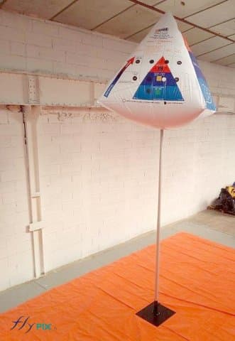 Ballon sur mat personnalisé en forme de tétraèdre, réalisé pour la Centrale Nucléaire de Golfech