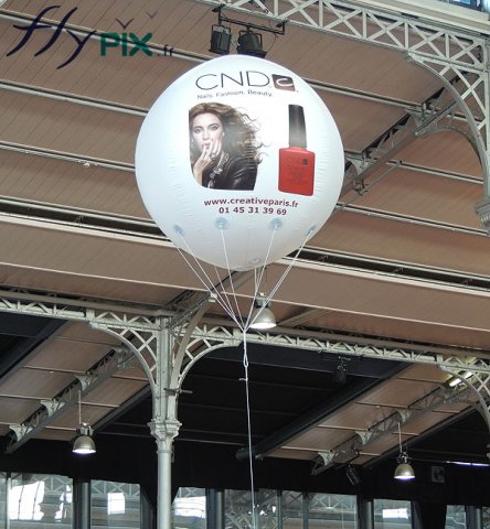 Ballon survolant un stand d&#039;expo