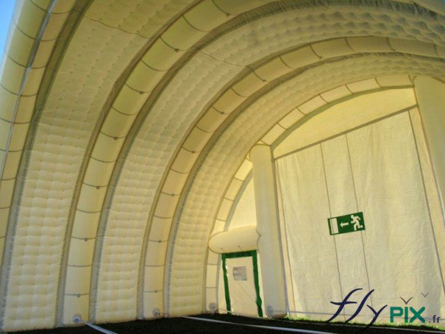 Vue intérieure d&#039;un hangar