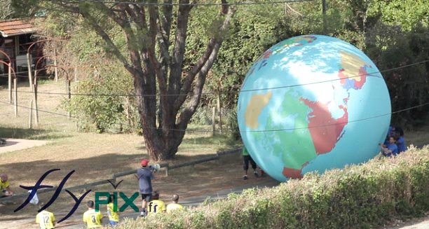 Ballon de foule sphérique en forme de boule, personnalisation en full print sur toute la surface, représetnant un globe terrestre.