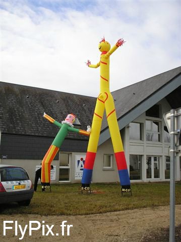 2 Skydancers personnalisé. A gauche: avec 1 jambe + 2 bras + 1 visage + 1 turbine électrique, gonflé à l'air. A droite: avec 2 jambes + 2 bras + 1 visage + 2 turbines électriques, gonflé à l'air.