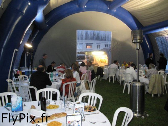 Vue intérieur d'une tente gonflable de grande taille montée pour un restaurant en plein air.
