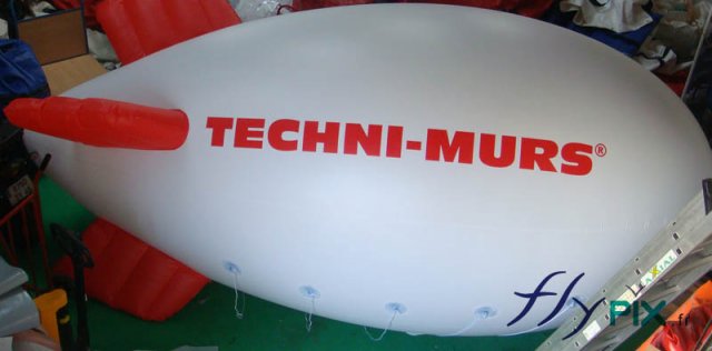Ballon publicitaire dirigeable ou zeppelin avec marquage de logo personnalisé en impression numérique couleur.