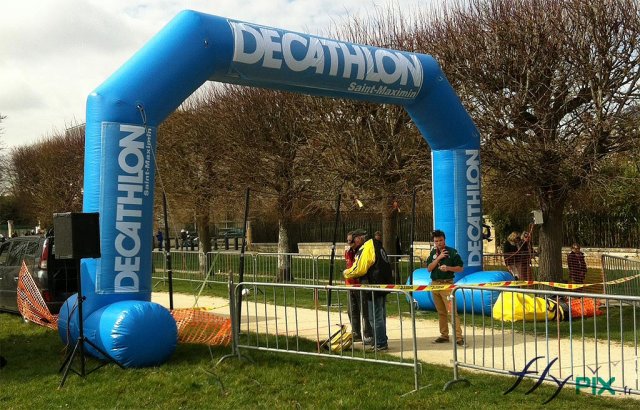 arche-gonflable-publicitaire-decathlon-course-a-pied-1