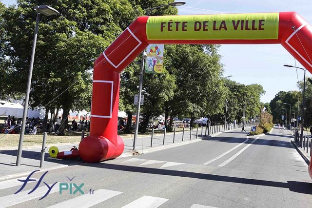 Arche publicitaire pour la mairie de Clichy