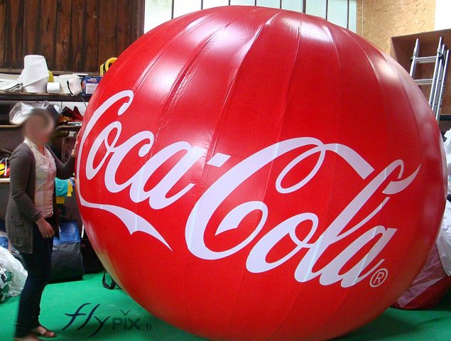 Ballon publicitaire flottant sphérique dont le logo Coca Cola est imprimé en totale impression numérique couleur.