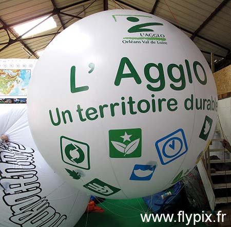 Ballon publicitaire avec marquage sur fond blanc