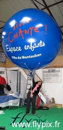 Ballon publicitaire avec fond bleu