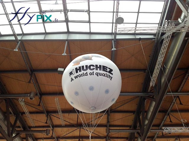 Ballon publicitaire avec logo gonflé à l&#039;hélium