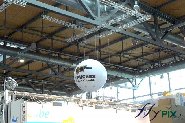 Ballon gonflé à l&#039;hélium survolant un stand