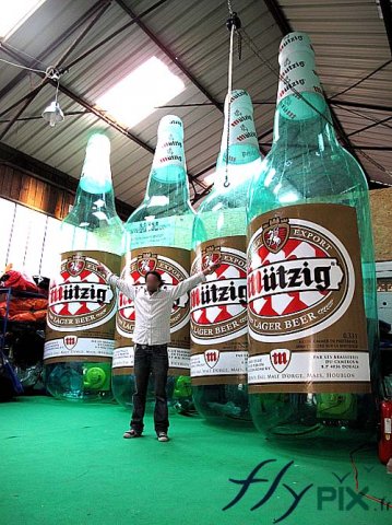 Structures gonflables en forme de bouteilles de bière fabriquée pour un bar lors d'une foire.