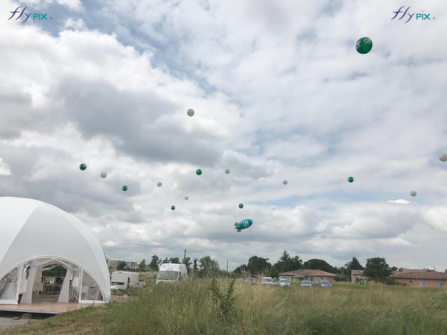 Ballons publicitaires à hélium en vol