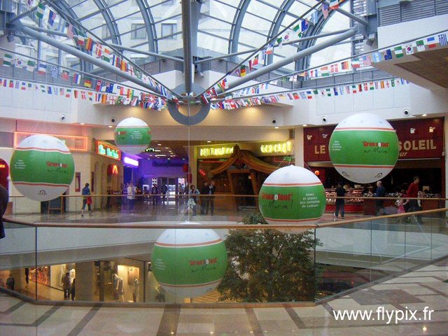 Ballons publicitaires dans un centre commercial