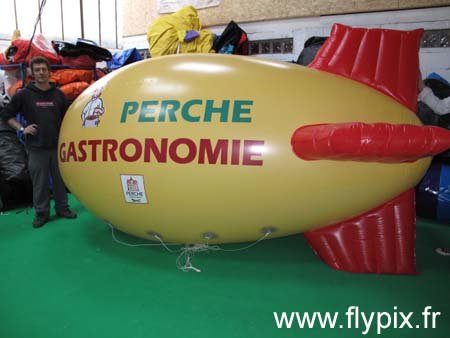 Ballon publicitaire en forme de zeppelin