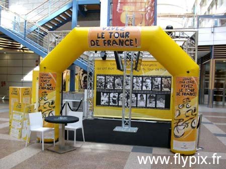 Arche publicitaire gonflable pour le Tour de France