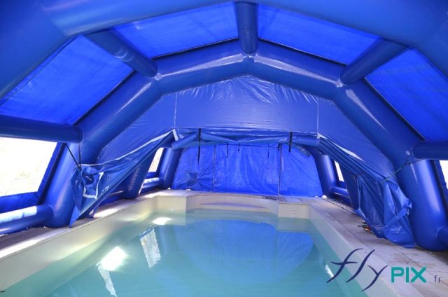 Vue intérieure d&#039;une tente gonflable piscine