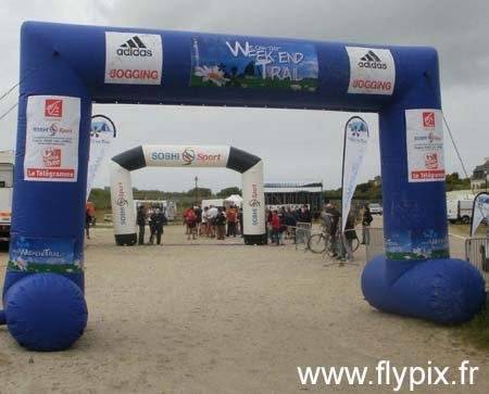 Arches publicitaires gonflables lors d&#039;une compėtition sportive