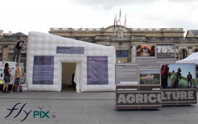 Tente gonflable pour une foire agricole devant une mairie
