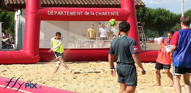 Terrain de football gonflable plage