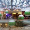 Ballons publicitaires dans un centre commercial