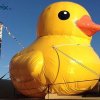 Gros ballon en forme de canard jaune