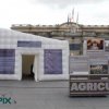 Tente gonflable pour une foire agricole devant une mairie