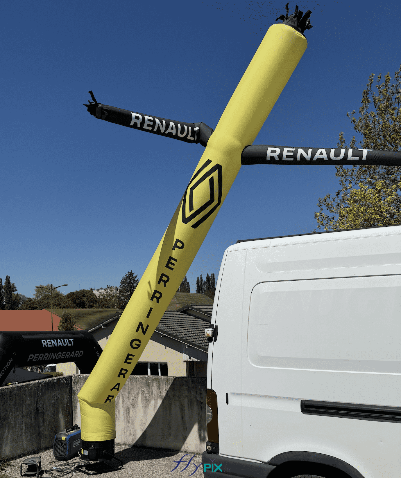 skydancer imprime personnalise bonhomme structure gonflable ventilee turbine permanence RENAULT PERRINGERARD 2