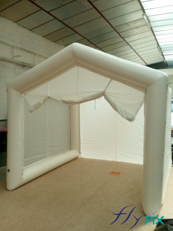 Tente gonflable air captif Ceesar : vue générale de la tente, la porte large pignon ouverte.