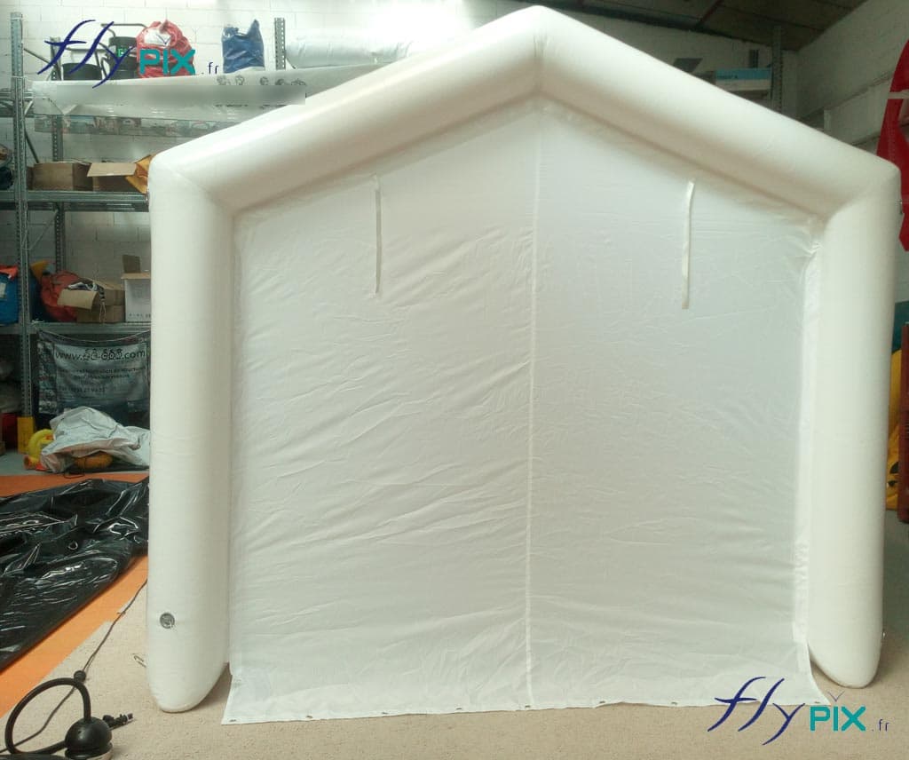 Abri gonflable air captif Ceesar : module maison L = 2.5 m x l = 2.5 m x H = 2.5 m, tente air captif, enveloppe PVC 0.6 mm, gonflée avec une pompe électrique 220 V.