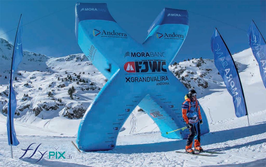 Gros totem gonflable X station de ski et de sport d'hiver.