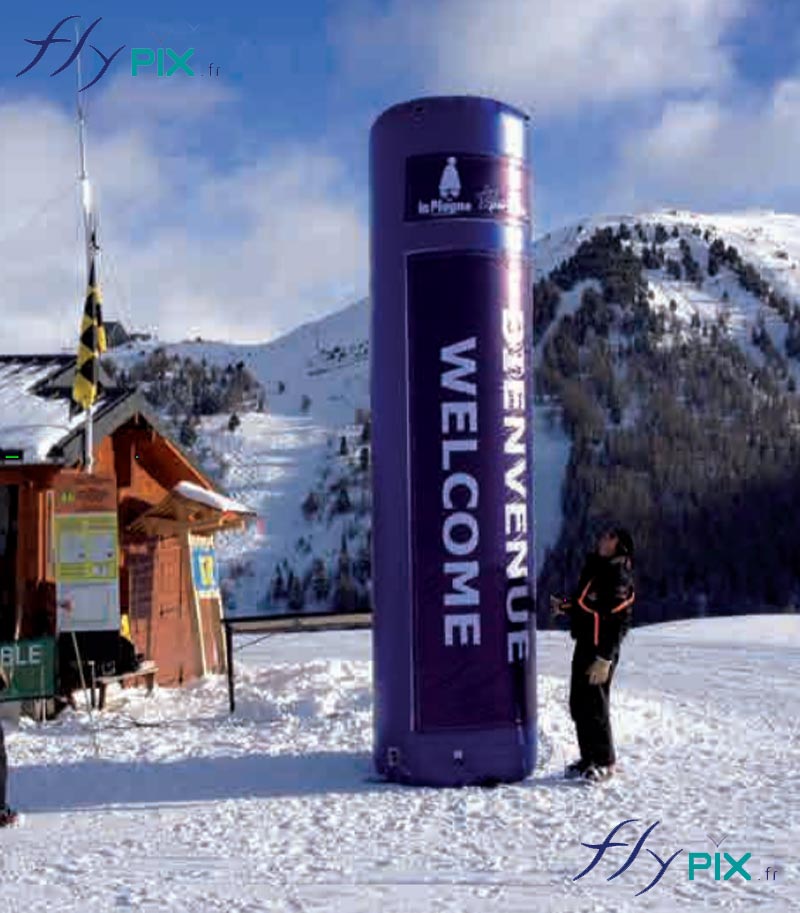 Totem gonflable personnalisé avec marquages imprimés, enveloppe PVC 0,45 mm, déployé sur la neige dans une station de sky