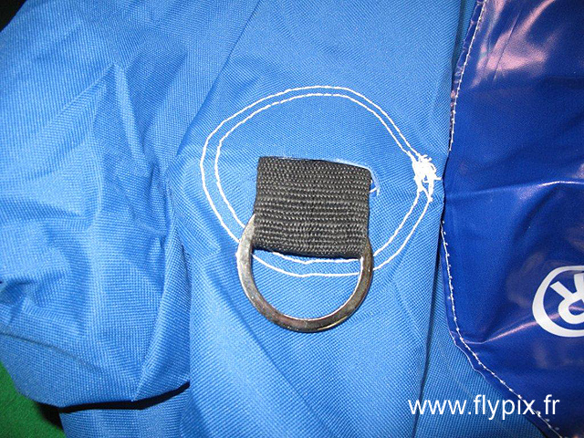 Système de fixation des haubans avec les cordes pour les gonflables.